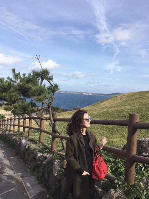 Với nắng vàng và những đồi cỏ xanh khiến cảnh vật của mùa thu Hàn Quốc vẫn giữ được sức sống.