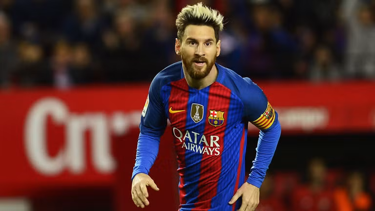 Barcelona dùng mức lương 'Trung Quốc' giữ Messi: Theo thông tin chuyển nhượng bóng đá từ tờ Macca, Barcelona dự định dùng thuật ngữ trên áp dụng với Messi. Họ có thể nâng lương cho số 10 người Argentina thành 581.000 bảng mỗi tuần trong hợp đồng mới. Con số này hứa hẹn giải quyết lấn cấn gần đây giữa Messi và Barcelona khi siêu sao 29 tuổi muốn nhận được cách đối xử như một siêu sao xuất sắc thế giới.