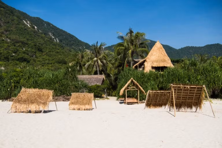 Ngoài tắm biển, khi đến với Jungle Beach bạn cũng có thể trải nghiệm nhiều hoạt động vui chơi thú vị khác như bóng chuyền bãi biển, bóng đá.