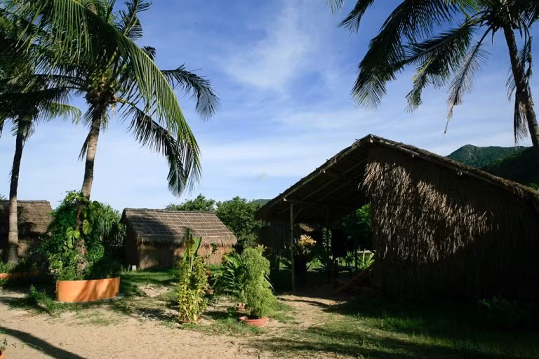 Tuy nhiên, một nhược điểm ở những căn phòng tại Jungle Beach đó là các phòng nghỉ ở đây hoàn toàn không có điều hòa, nóng lạnh và chỉ có quạt điện.