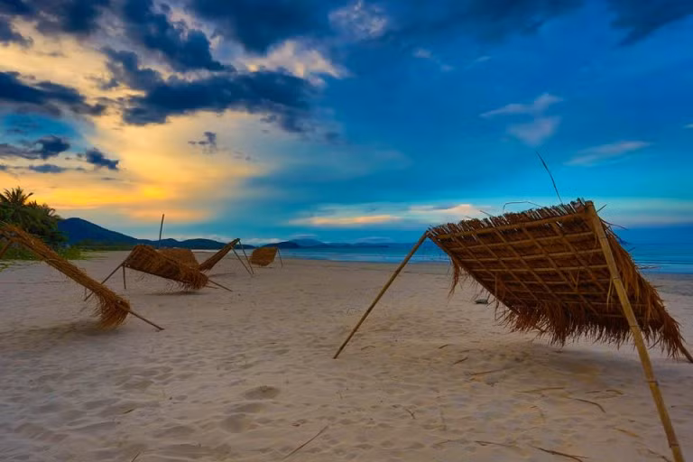 Một điều đặc biệt, khi bạn trả tiền cho một đêm ở Jungle Beach tức là trong đó đã bao gồm ba bữa chính trong ngày gồm 7h sáng, 12h30 trưa và 6h30 tối.