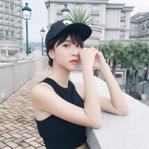 Lục lại quá khứ 4 năm trước lúc Quỳnh Anh Shyn còn chưa Nam tiến, cô bạn từng bị ekip trang điểm tố chảnh choẹ trong buổi chụp hình. Theo đó, người này kể nàng hot girl đã đến muộn 1 tiếng so với giờ làm việc, đã thế còn tỏ thái độ cáu gắt. Thậm chí, câu chuyện được kể lại thêm rằng sau 30 phút chụp, hot girl Hà thành này không tôn trọng photo mà tự ý bỏ về khiến ai nấy đều tức giận.