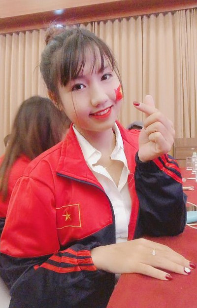 Mặc dù có niềm đam mê lớn với môn thể thao vua, nhưng Duyên từng chia sẻ cô cũng thích mặc váy, make up và mua sắm khi có thời gian rảnh. Đặc biệt, Duyên còn tiết lộ khi rời sân cỏ và không mặc trang phục quần đùi áo số, cô nàng muốn mình trở thành cô gái dịu dàng, nữ tính.