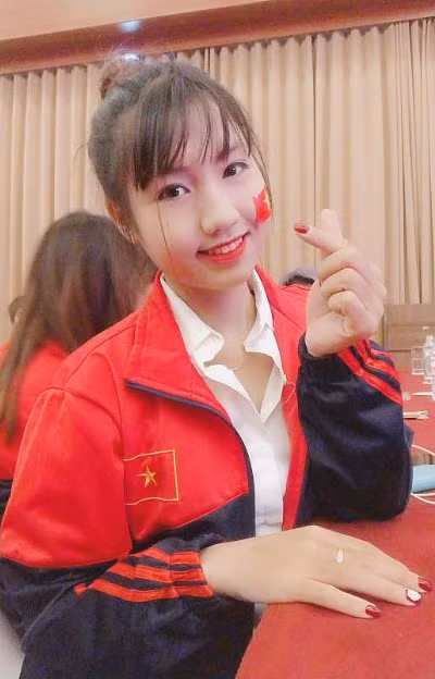 Mặc dù có niềm đam mê lớn với môn thể thao vua, nhưng Duyên từng chia sẻ cô cũng thích mặc váy, make up và mua sắm khi có thời gian rảnh. Đặc biệt, Duyên còn tiết lộ khi rời sân cỏ và không mặc trang phục quần đùi áo số, cô nàng muốn mình trở thành cô gái dịu dàng, nữ tính.