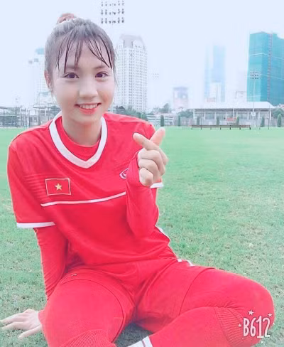 Việc nữ cầu thủ trẻ xinh đẹp có mặt trong đội hình tuyển U19 Việt Nam một lần nữa gây chú ý, nhận về cơn mưa lời khen từ mọi người.