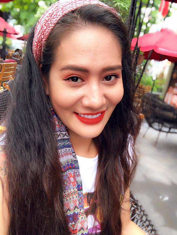 Trời đã quá trưa và câu chuyện giữa PV và "em gái mưa" Minh Cúc đã quá dài, nữ diễn viên này xin phép ra về để chuẩn bị cho buổi chiều dựng vở diễn mới cùng với Đoàn kịch I tại Nhà hát Tuổi trẻ Việt Nam.