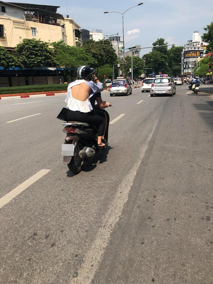 Việc trang phục xuống phố của chị em luôn là chủ đề khá hot được bàn tán xôn xao trên mạng xã hội. Cũng từ đó không ít những bức ảnh về những bộ đồ thời trang hớ hênh của phái nữ được ghi lại và đăng tải rộng rãi trong cộng đồng mạng.