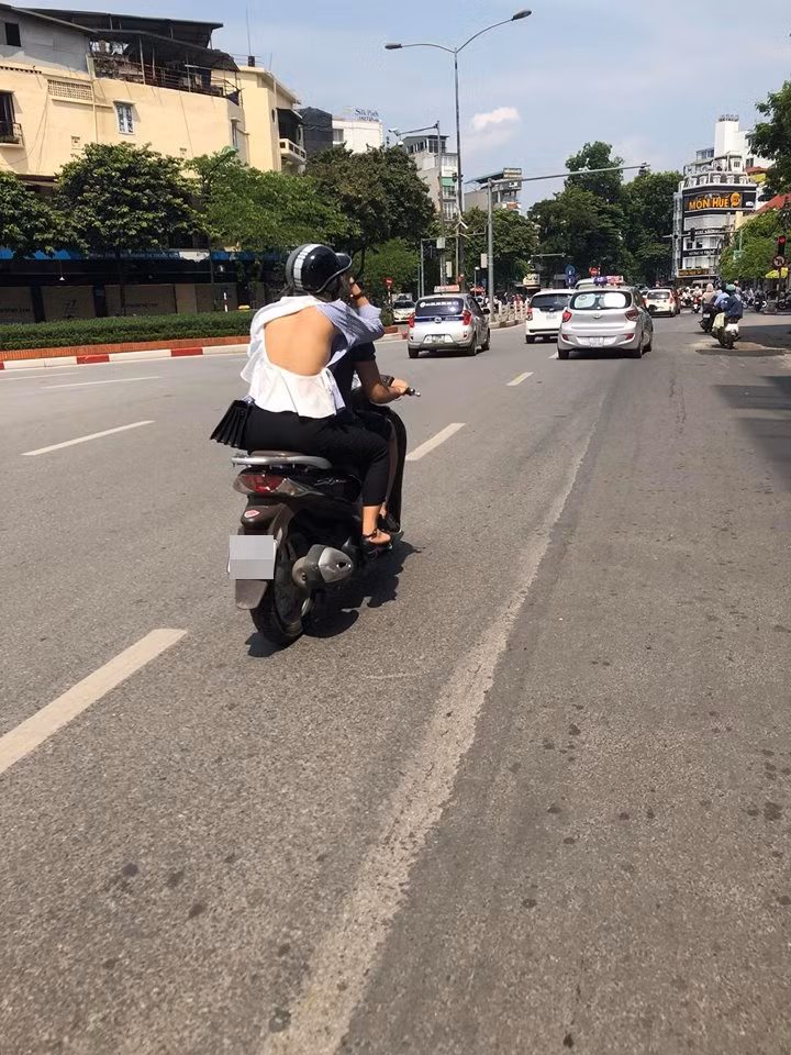 Việc trang phục xuống phố của chị em luôn là chủ đề khá hot được bàn tán xôn xao trên mạng xã hội. Cũng từ đó không ít những bức ảnh về những bộ đồ thời trang hớ hênh của phái nữ được ghi lại và đăng tải rộng rãi trong cộng đồng mạng.