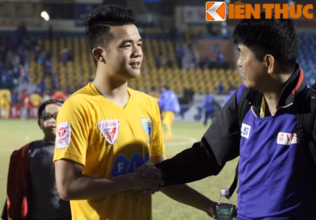 Với lối chơi không ngại va chạm cùng tinh thần máu lửa của một chiến binh, cầu thủ xứ Nghệ này trở thành một nhạc trưởng giữa sân đích thực.