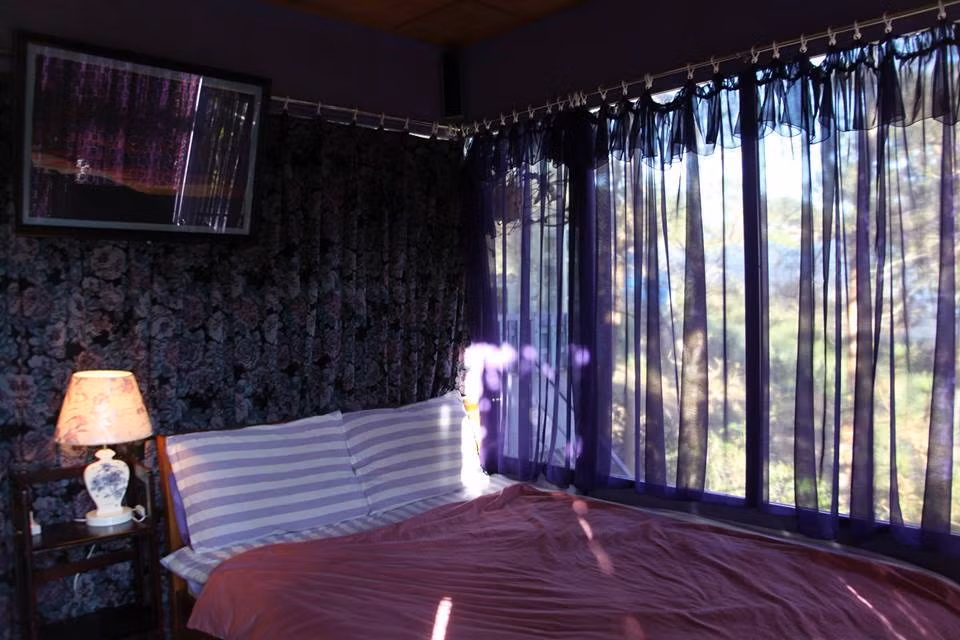 Với lối thiết kế nhẹ nhàng, độc đáo với gam màu tím đặc trưng, kết hợp với không gian thông thoáng, mát lạnh giữa khu vườn đầy hoa thơm cỏ dại sẽ mang đến cho các bạn trẻ một kì nghỉ Tết dương thoải mái.