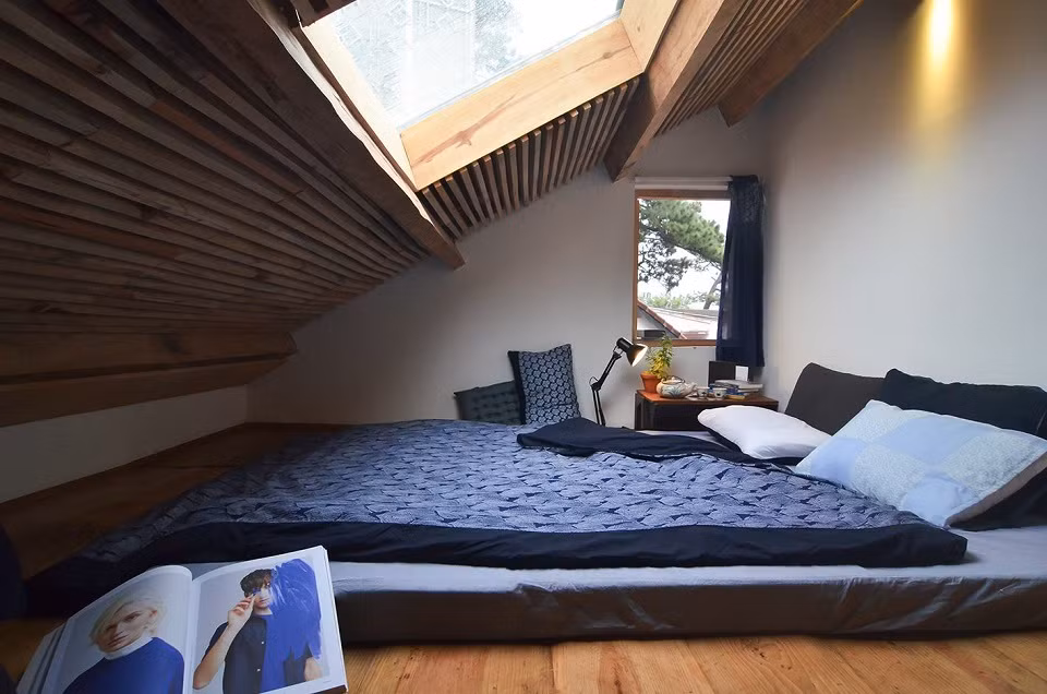 Indigo home cũng là một căn homestay theo phong cách vintage với thiết kế mang đậm hơi hướng châu Âu. Trong khi bên trong được bài trí có chút hoài niệm với mở cửa sổ ra bạn có thể thấy được màu xanh ngắt từ những khu vườn bao quanh ngôi nhà này.