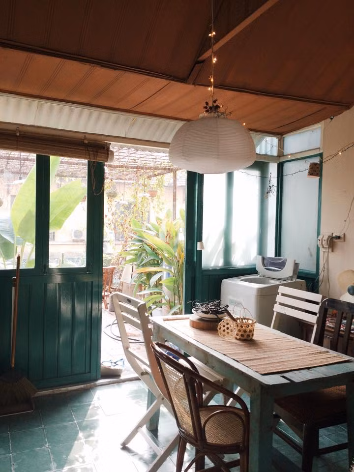 Căn nhà gỗ màu xanh trên cao nguyên lãng đãng này thật tình cờ trùng hợp với cái tên Le Bleu (có nghĩa là màu xanh trong tiếng Pháp) nảy nở từ mảnh vườn đã lâu không có người chăm sóc.