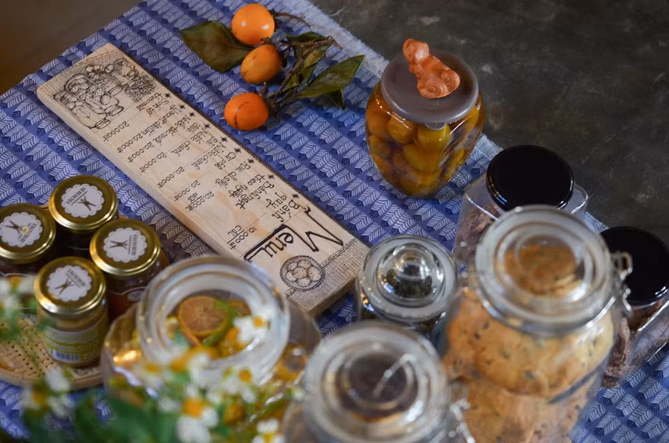 Ngoài những căn phòng được bài trí gọn ghẽ và tỉ mỉ, homestay này còn có khu nấu ăn vô cùng rộng rãi và đẹp đẽ chắc chắn sẽ mang đến cho giới trẻ những ngày nghỉ Tết dương lịch.