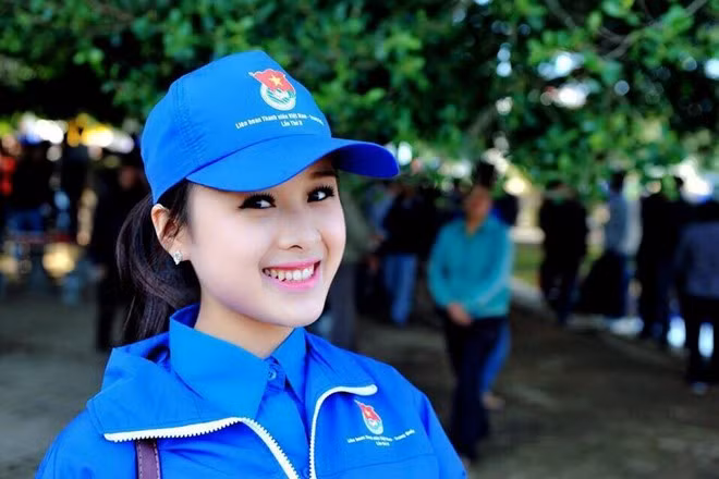 Nu MC truyen hinh Quoc phong duoc dan mang phat hien-Hinh-3