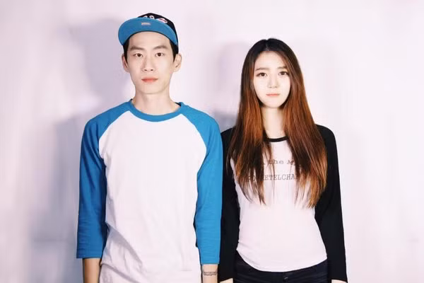 Nhưng vừa qua, cặp đôi đến từ Hàn Quốc là Li Seok và Shin Dan Bi đã khiến cư dân mạng tan chảy sau khi tung bộ ảnh tình yêu xa xôi nhưng đầy ấm áp và độc đáo của mình.