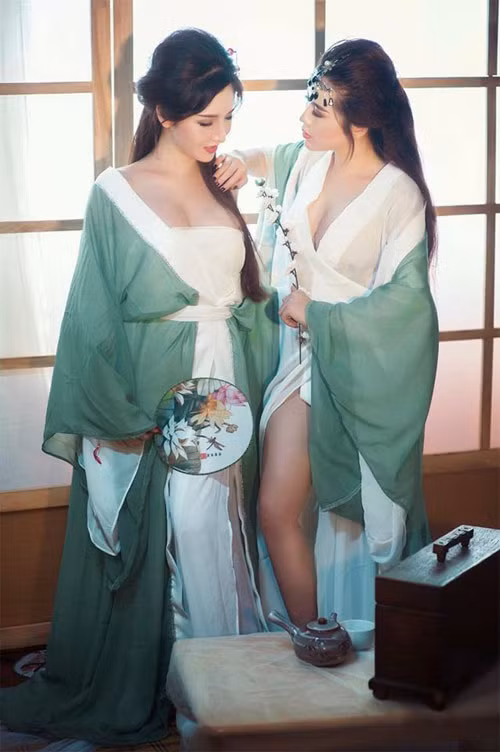 Tuy nhiên, trong bộ ảnh này, cặp đôi hot girl Sài thành đã tạo hình gợi cảm, quyến rũ hơn so với những miêu tả của Truyện Kiều.