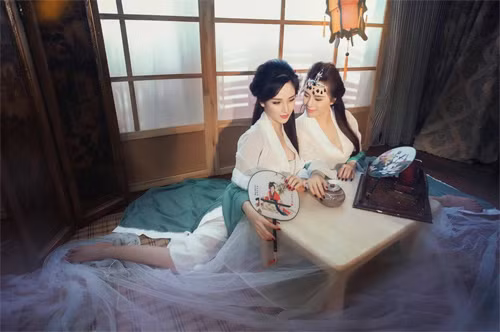 2 hot girl Sài thành đã lấy ý tưởng từ hai nhân vật Thúy Vân - Thúy Kiều trong truyện Kiều của Nguyễn Du, làm sợi dây xuyên suốt trong bộ ảnh của mình.