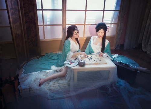 Phương Vy cho biết, cô rất thích vẻ đẹp duyên dáng, thanh cao như “mai”, có tâm hồn trong trắng như “ tuyết” của hai chị em Thúy Kiều nên đã quyết định rủ Phương Oanh thực hiện bộ hình này.