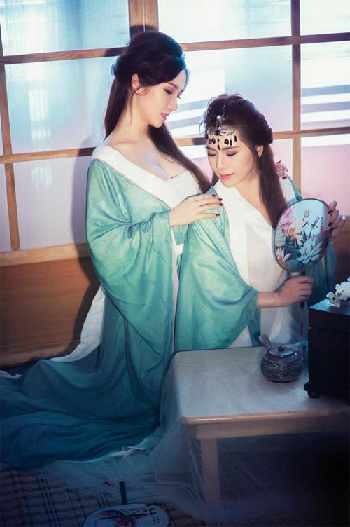 Tuy nhiên, chính cách sáng tạo này cũng đã khiến Phương Oanh - Phương Vy chịu nhiều chỉ trích. Một bộ phận dân mạng cho rằng, tạo hình mà hai cô hot girl này lựa chọn là quá gợi cảm và đã làm xấu đi hình tượng gốc của nhân vật trong văn học. Được biết Phương Oanh và Phương Vy hiện đang sinh sống và học tập tại TP HCM.