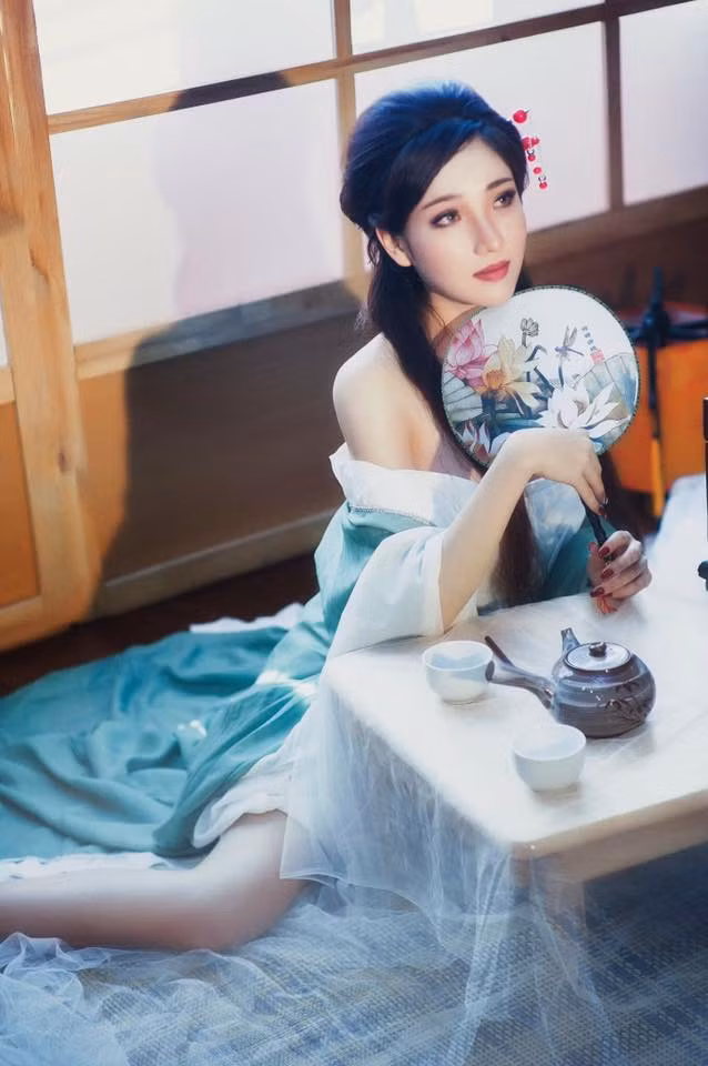 Hình ảnh quá đỗi gợi cảm của hai hot girl Sài thành khi hóa thân thành 2 mỹ nữ đình đám Thúy Vân - Thúy Kiều.