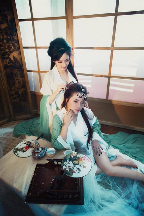 Phương Oanh từng là cái tên khá hot khi tham gia cuộc thi "Ngôi sao thời trang"; "HHT Icon", còn Phương Vy là diễn viên, ca sỹ tự do tại TP.HCM