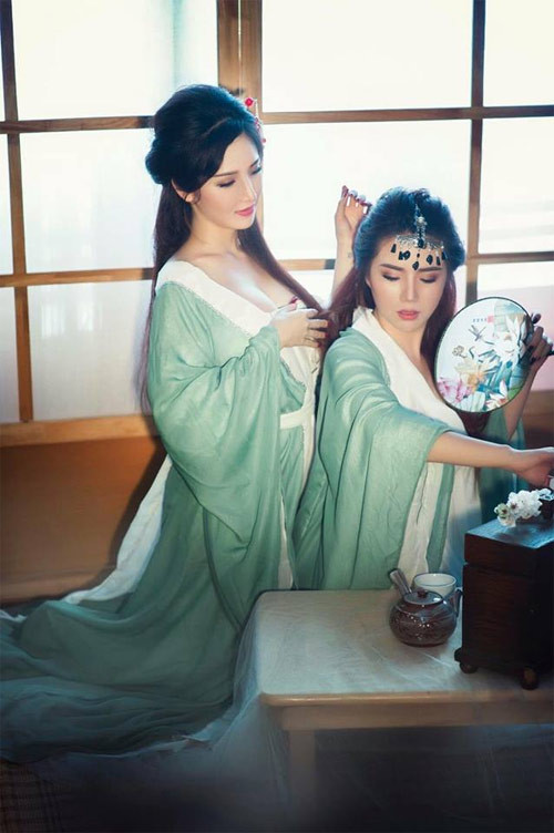 Chia sẻ với cư dân mạng, Phương Vy và Phương Oanh rất tâm đắc với "Truyện Kiều" của đại thi hào Nguyễn Du nên đã phác họa lại vẻ đẹp "nghiêng nước nghiêng thành" của chị em Thúy Kiều.