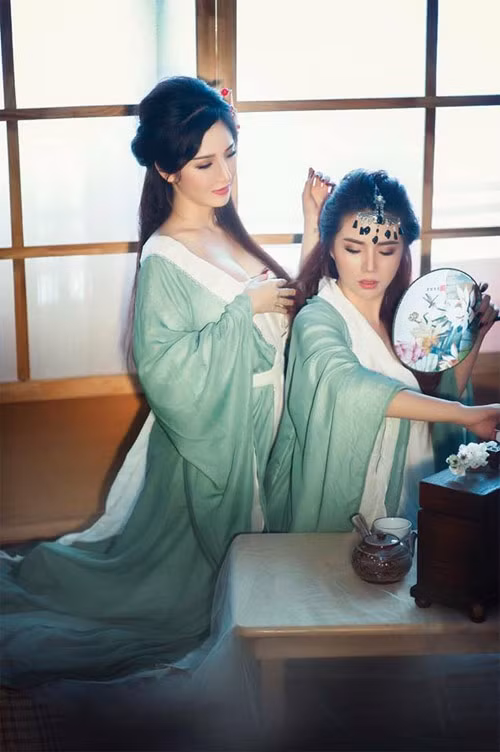 Chia sẻ với cư dân mạng, Phương Vy và Phương Oanh rất tâm đắc với "Truyện Kiều" của đại thi hào Nguyễn Du nên đã phác họa lại vẻ đẹp "nghiêng nước nghiêng thành" của chị em Thúy Kiều.