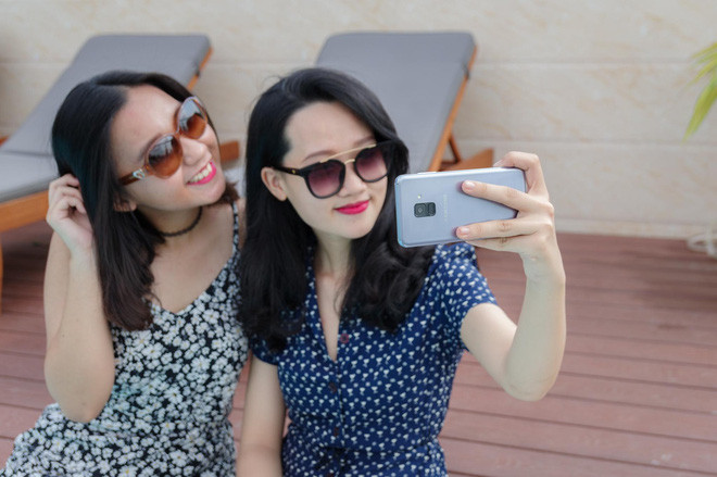 Với nhiều tính năng ưu việt như camera xóa phông, camera góc rộng hay màu sắc chụp tươi tắn là những yếu tố khiến món quà 8/3 của các chị em mê tự sướng càng trở nên ý nghĩa và đáng mua.