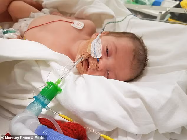 Lai la “nu hon than chet” khien be 8 tuan tuoi doi mat tu than