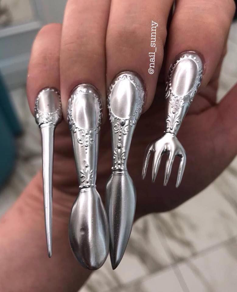 Khi đi ăn, các chị em chẳng cần phải sử dụng tới đũa, thìa, dao vì trên những ngón tay của họ đã có đủ bộ những thứ đó.