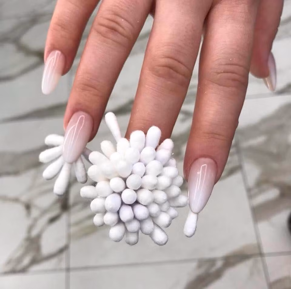 Nhỡ quên bông ngoáy tai ở nhà thì hãy nhớ tới đôi bàn tay này.