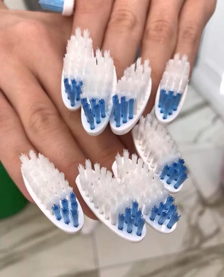 Lấy ý tưởng từ những vật dụng xung quanh cuộc sống những bộ nail đặc biệt này đã trở thành xu hướng được hội chị em đặt các cửa hàng làm móng chuẩn bị cho mình.