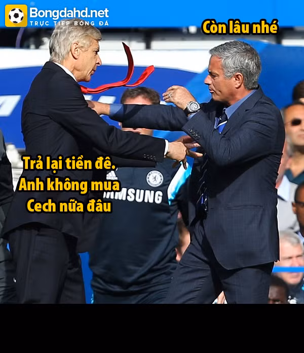 Chứng kiến màn trình diễn tệ hại của thủ thành Petr Cech, HLV Wenger túm cổ áo Mourinho đòi lại tiền mà mùa hè vừa qua ông đã bỏ ra để đưa thủ thành người CH Séc Petr Cech về Arsenal.