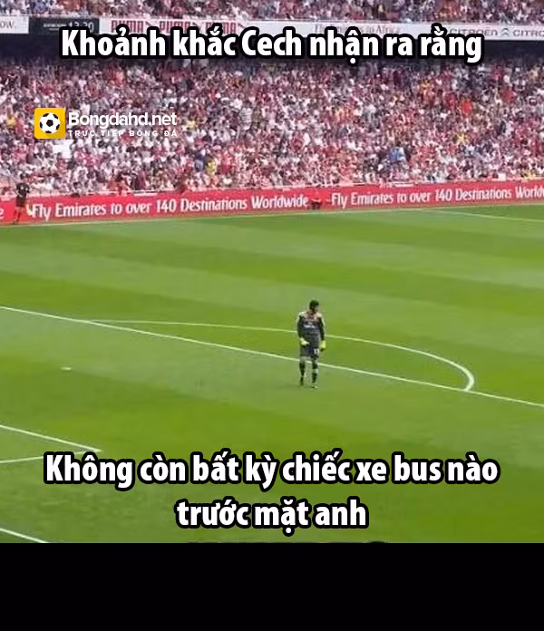 Khi còn ở Chelsea, Petr Cech được bảo vệ bởi đặc sản là chiếc xe bus hai tầng. Nhưng còn ở Arsenal, chẳng thấy bóng dáng chiếc xe bus nào để bảo vệ Cech.