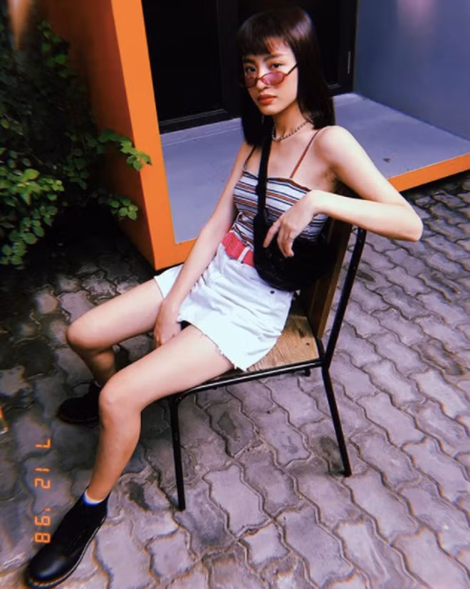 Hot girl Việt tiếp theo chứng minh việc ngực lép vẫn ùn ùn người theo đó là Dương Minh Ngọc, cô nàng này có vóc dáng khá bé và vòng 1 khiêm tốn. Thế nhưng điều đó dường như chẳng hề ảnh hưởng đến việc cô bạn vẫn khiến người xem ngắm hình không biết chán nhờ thần thái thu hút của mình.