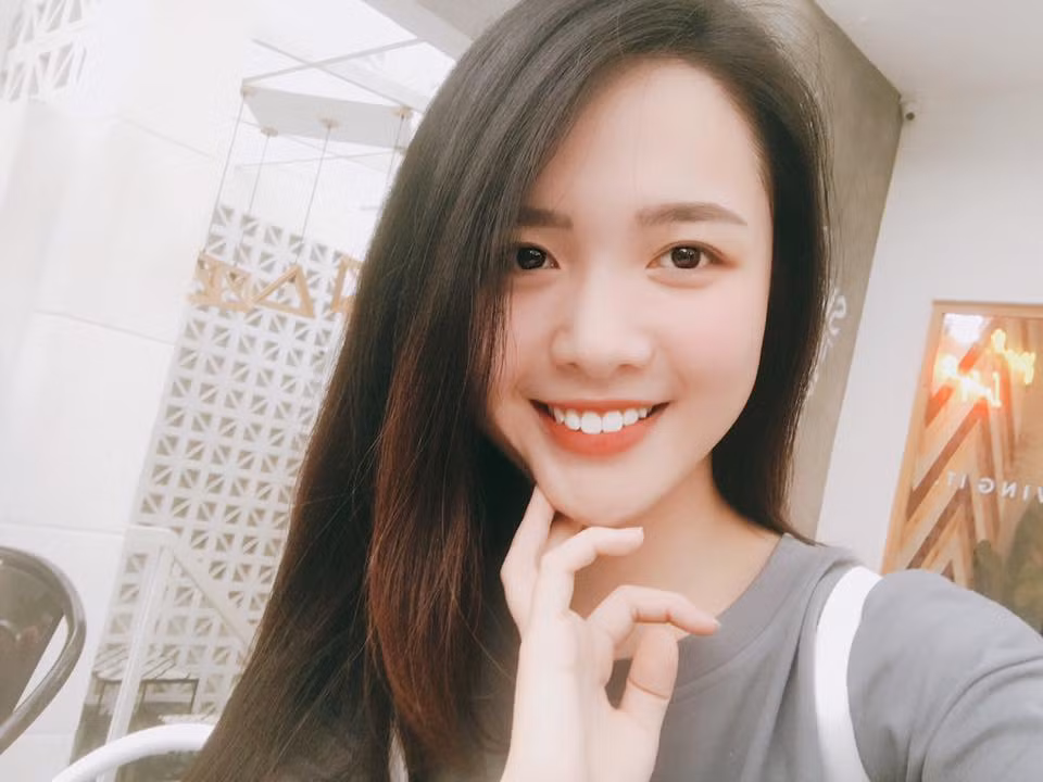 Ngắm nhìn Phương Ngân, nhiều dân mạng có chung nhận xét rằng, nữ sinh này sở hữu gương mặt vô cùng xinh đẹp, dịu dàng và nữ tính, xứng đáng đại diện cho nét đẹp của người con gái Sài Gòn.