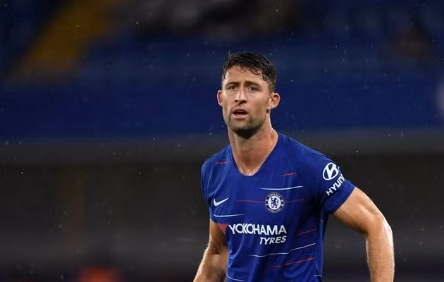 Arsenal đang ráo riết tăng cường nhân sự để chuẩn bị cho giai đoạn hai của mùa giải và họ sẵn sàng hút máu các CLB lớn kể cả MU và Chelsea bằng những cái tên như Eric Bailly và Gary Cahill.