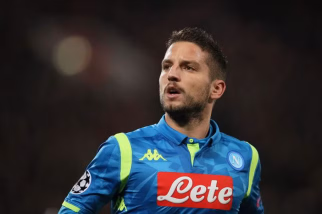 Ngay sau khi cùng Napoli chia tay Champions League, Dries Mertens đã lập tức bóng gió về việc muốn ra đi và điểm đến có thể là Chelsea.