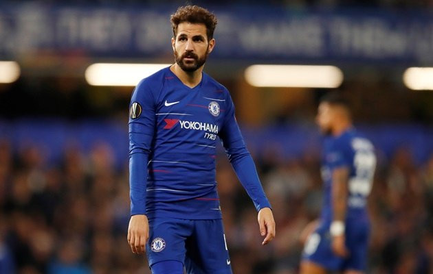 Chelsea đã có những động thái đầu tiên để tiếp cận tiền vệ Denis Suarez và chấp nhận để Cesc Fabregas ra đi.