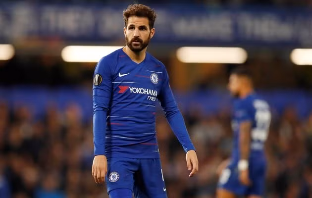 Chelsea đã có những động thái đầu tiên để tiếp cận tiền vệ Denis Suarez và chấp nhận để Cesc Fabregas ra đi.
