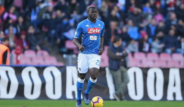 Chuyển nhượng bóng đá từ Italia, sau màn trình diễn ấn tượng trong trận gặp Liverpool tại UEFA Champions League, trung vệ Kalidou Koulibaly của Napoli đang khiến MU tỏ ra quyết đoán khi phá kỉ lục thế giới về gái trị chuyển nhượng.