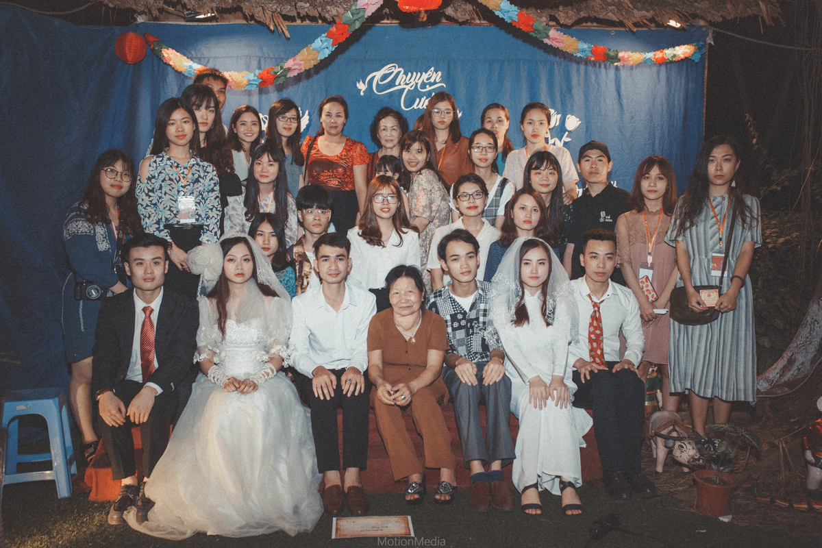 Không gian cưới xưa thập niên 80-90 được tái hiện ngay giữa lòng thủ đô là một trải nghiệm độc đáo đối với bất kỳ thế hệ nào, đặc biệt là người trẻ thêm hiểu và thương mến những câu chuyện thời bố mẹ.