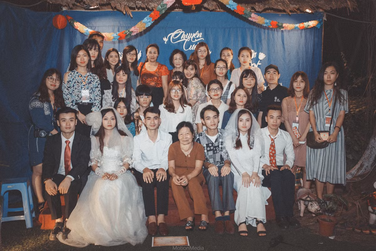 Không gian cưới xưa thập niên 80-90 được tái hiện ngay giữa lòng thủ đô là một trải nghiệm độc đáo đối với bất kỳ thế hệ nào, đặc biệt là người trẻ thêm hiểu và thương mến những câu chuyện thời bố mẹ.