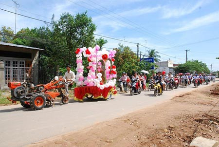 Máy cày chính hiệu và xe dâu được trang trí lộng lẫy bằng bóng bay khiến cuộc rước dâu trở nên vui tươi và mới mẻ trong mắt nhiều người.