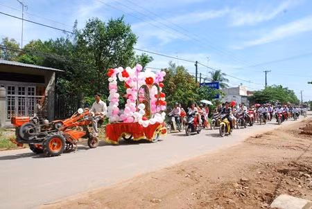Máy cày chính hiệu và xe dâu được trang trí lộng lẫy bằng bóng bay khiến cuộc rước dâu trở nên vui tươi và mới mẻ trong mắt nhiều người.