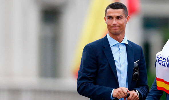 Chuyển nhượng bóng đá từ El Confidencial, Real đã đưa ra giá để Ronaldo ra đi đó là 120 triệu bảng. Tuy nhiên, hiện tại chưa có đội bóng nào đánh tiếng muốn đàm phán.