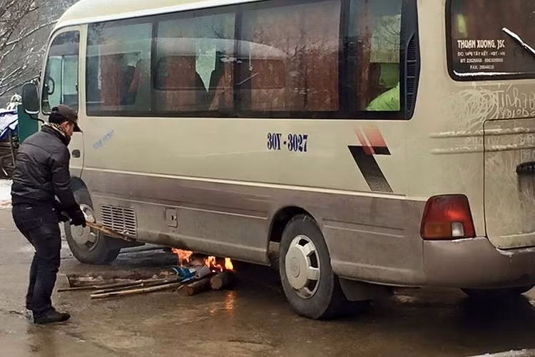 Một vài xe khách chạy vùng cao đợt này đã phải dùng củi để giã đông thùng dầu để tiếp tục vận hành.