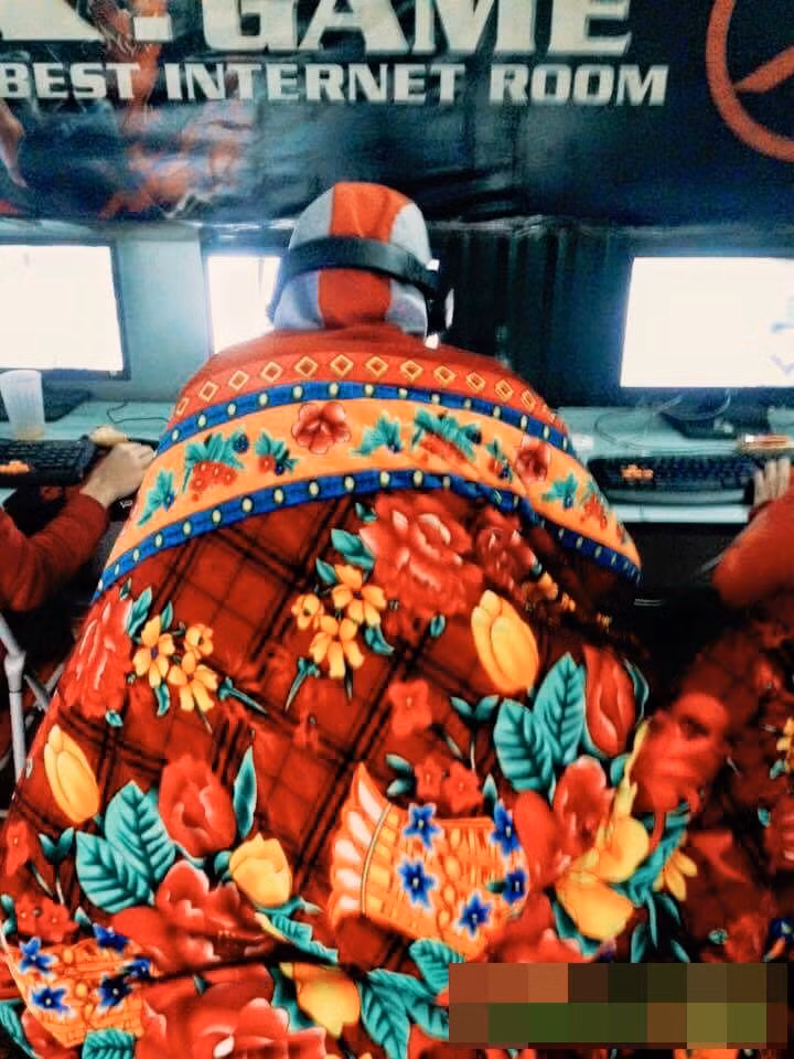 Ngoài những bức hình cập nhật về nhiệt độ thì cư dân mạng cũng cho đăng tải những bức ảnh chế hết sức vui vẻ về đợt rét vừa qua. Ví dụ như: đắp chăn bông ngồi tại hàng Internet.