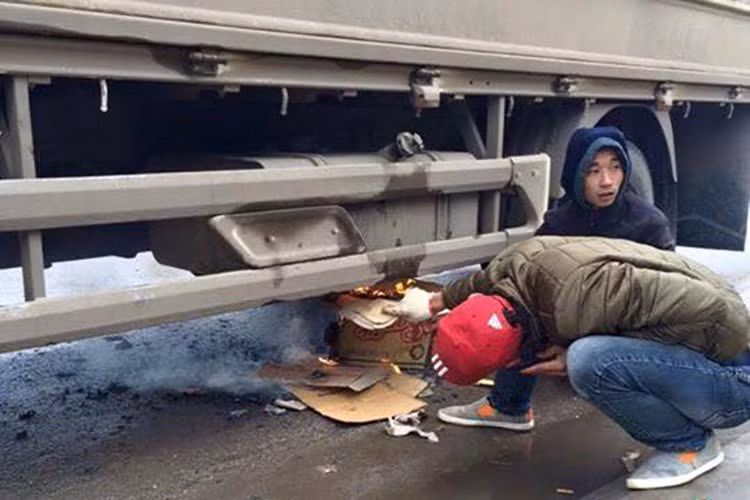 Thời tiết quá lanh, các tài xế phải "hâm nóng" bình xăng thì mới có thể khởi động xe. Hành động mạo hiểm này đã khiến nhiều người giật mình.