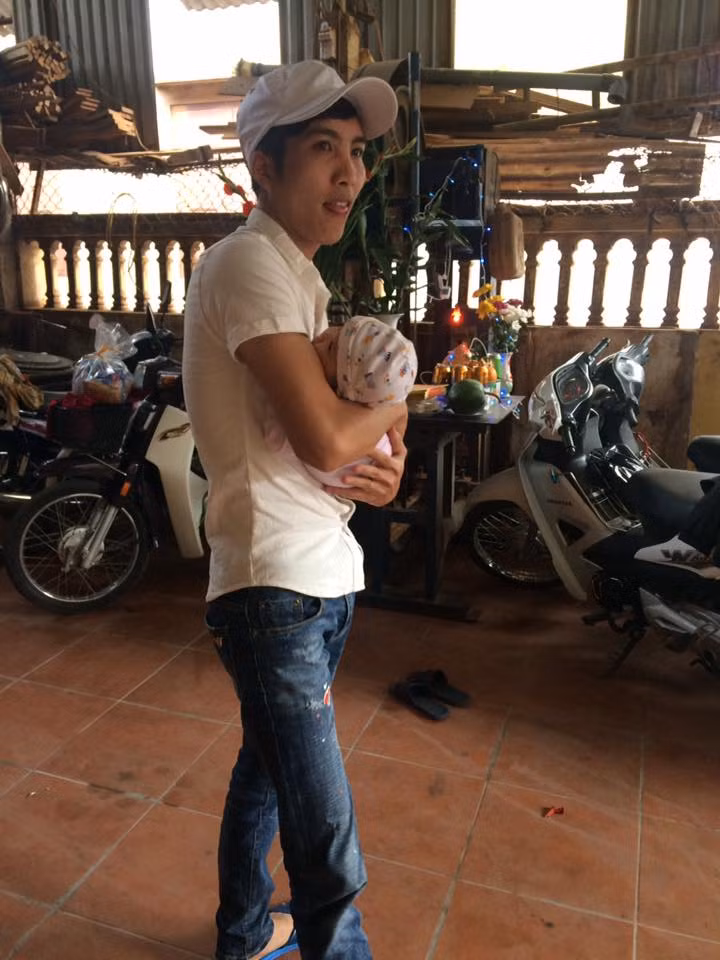 Được biết thêm rằng, hiện chồng Đặng Ngọc phụ trách công việc giao hàng cho vợ nên phải chạy qua, chạy lại suốt ngày. Từ quê nhà lên Hà Nội sống và lập nghiệp, ban đầu cặp đôi này gặp không ít gian nan nhưng với sự cố gắng, cuộc sống đã dần dần đi vào ổn định.